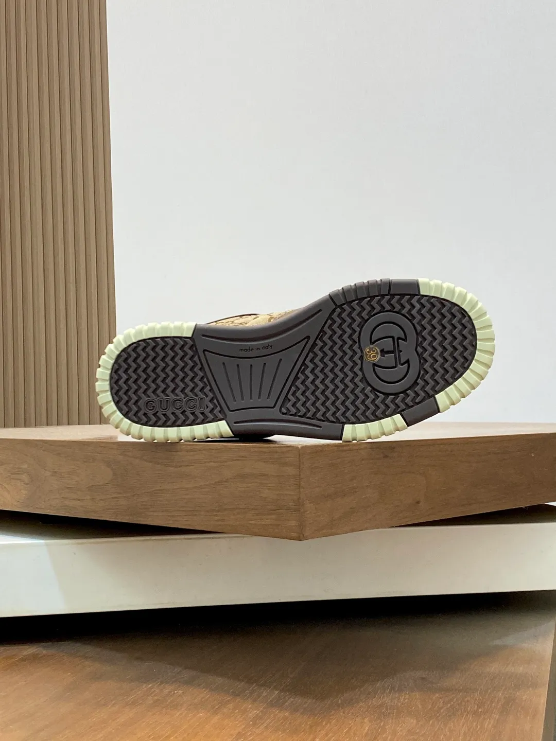 Men's Shoes 💰660 𝐆𝐮𝐜𝐜𝐢 𝐑𝐞-𝐖𝐞𝐛 As the first sneaker created by Sabato De Sarno for Gucci, the Re-Web series reinterprets the brand's classic stripes and sets off the modern silhouette design with bold and unique details. These shoes are crafted from white leather. This new sneaker is ingeniously decorated with many of the brand's classic details, and is equipped with a bright red and green webbing tongue, which will make people fall in love at first sight. White leather treated with a special process for softness and luster, with an embossed grainy texture. Script Gucci logo and interlocking G web label with Interlocking G and script Gucci logo. Rubber outsole with interlocking G detail eyelets. Web tongue. Size: 39-44 (customized for sizes 38 and 45)